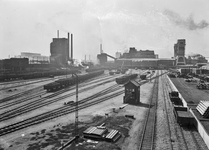 155238 Gezicht op het emplacement Lutterade bij Geleen met op de achtergrond de Staatsmijn Maurits.